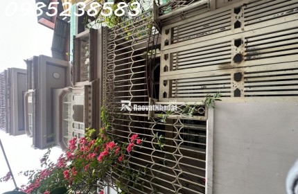 Bán gấp nhà 50m², 4 tầng tại Hào Nam - Giá  8.5 tỷ